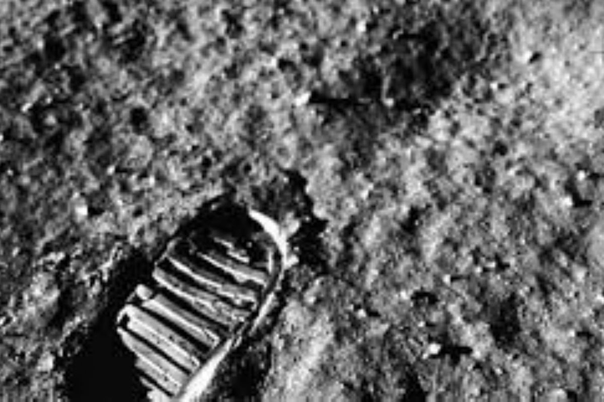 piede sulla luna